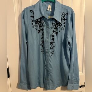 Roper Women's Blue Long Sleeve Blue Pearl Snap Blouse w/Embroidery. Size L NWT